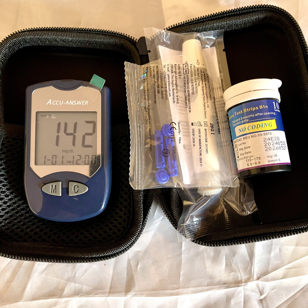 glucómetro para medir la glucosa en sangre, cuyo control influye en la salud de la piel