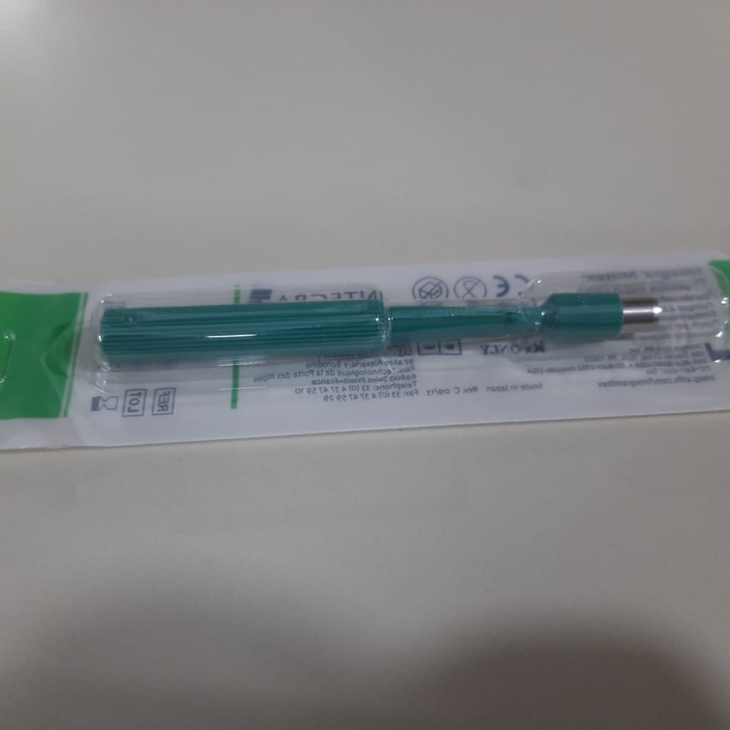 punch para biopsia de piel, usado para confirmar el diagnóstico de liquen plano