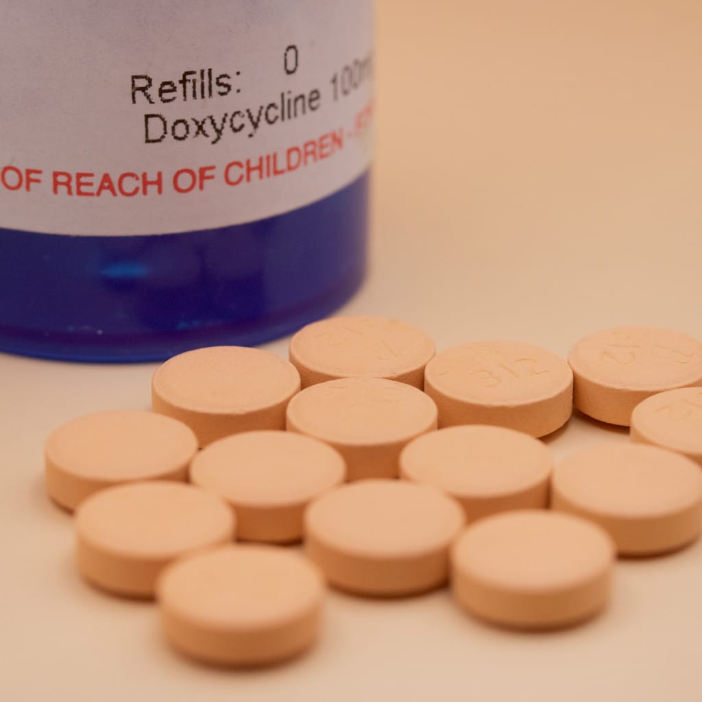 antibiótico oral con efecto antiinflamatorio dentro del protocolo de hidradenitis supurativa