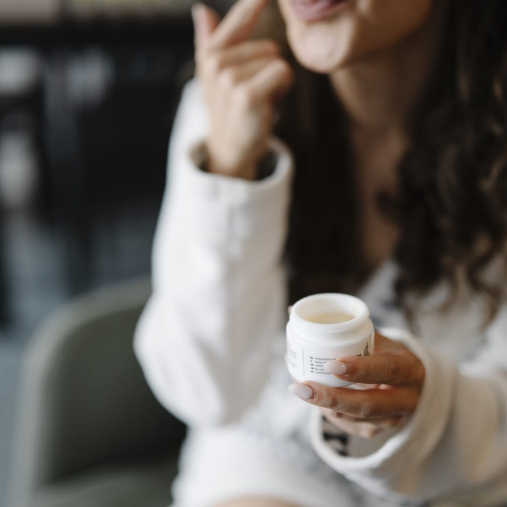 aplicación de tratamiento tópico en la piel como parte del protocolo de dermatitis por contacto