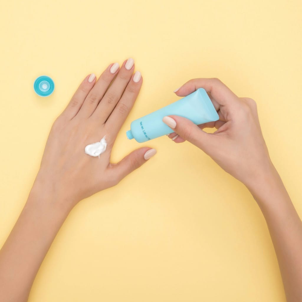 aplicación de crema tópica en la mano como parte del protocolo de vitíligo