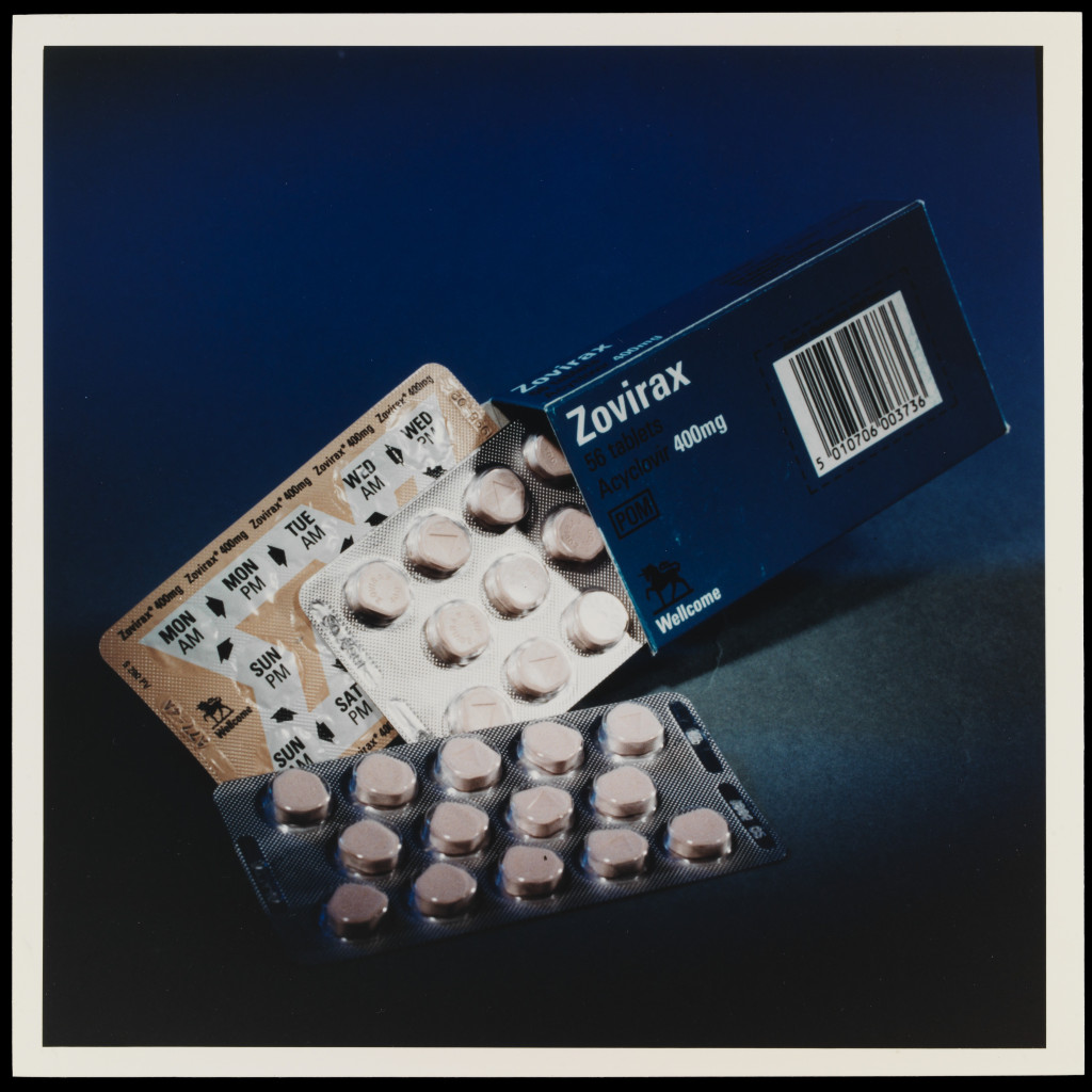envase de aciclovir, un antiviral que se indica en adultos y personas de riesgo con varicela