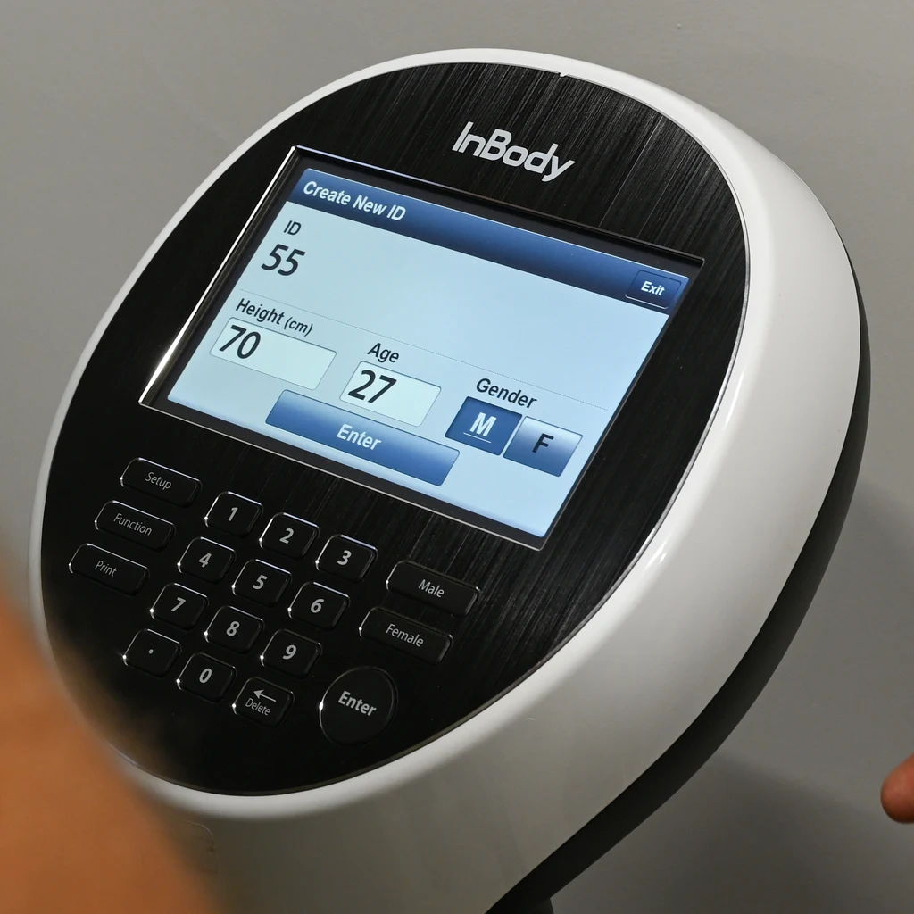 Consola del analizador InBody con la pantalla de datos del paciente